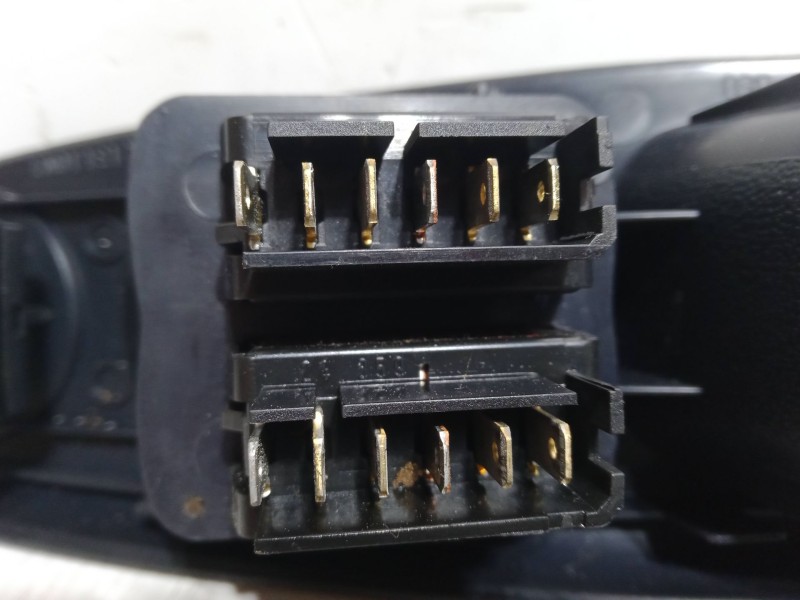 Recambio de mando elevalunas delantero izquierdo para renault clio ii (bb_, cb_) 1.4 16v (b/cb0p, bb13) referencia OEM IAM   