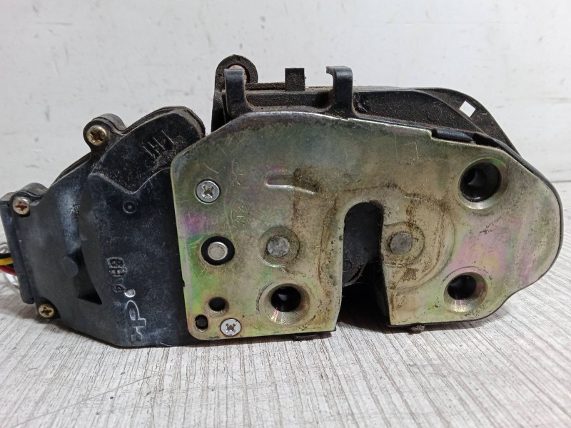 Recambio de cerradura puerta trasera izquierda para kia carnival i (up) 2.9 tdi referencia OEM IAM   