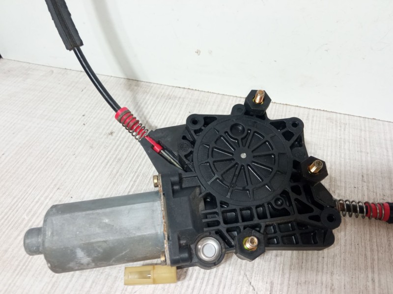 Recambio de elevalunas electrico delantero izquierdo para ford fiesta iv (ja_, jb_) 1.25 i 16v referencia OEM IAM 0130821682  