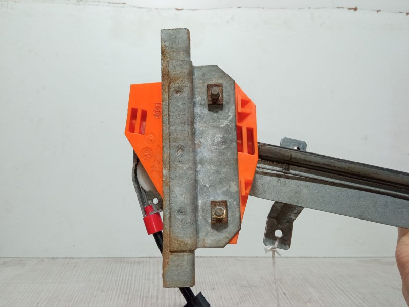 Recambio de elevalunas electrico delantero izquierdo para ford fiesta iv (ja_, jb_) 1.25 i 16v referencia OEM IAM 0130821682  