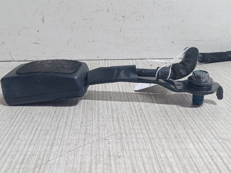 Recambio de anclaje cinturon delantero derecho para kia cee´d (jd) 1.6 gt referencia OEM IAM   