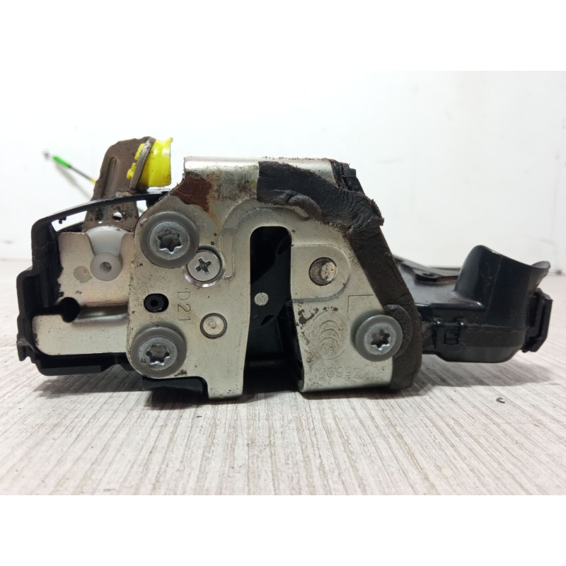 Recambio de cerradura puerta delantera izquierda para toyota auris (_e15_) 1.4 d-4d (nde150_) referencia OEM IAM A046693  