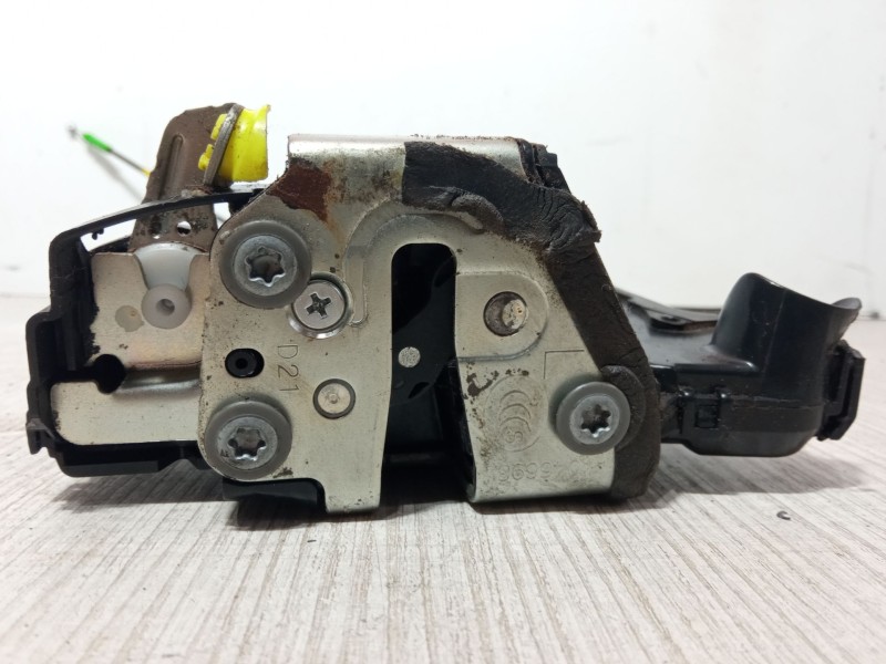 Recambio de cerradura puerta delantera izquierda para toyota auris (_e15_) 1.4 d-4d (nde150_) referencia OEM IAM A046693  