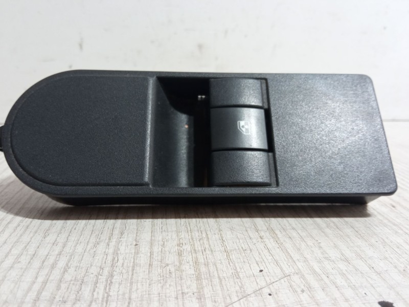 Recambio de mando elevalunas delantero derecho para opel zafira / zafira family b (a05) 1.6 (m75) referencia OEM IAM 13228709  