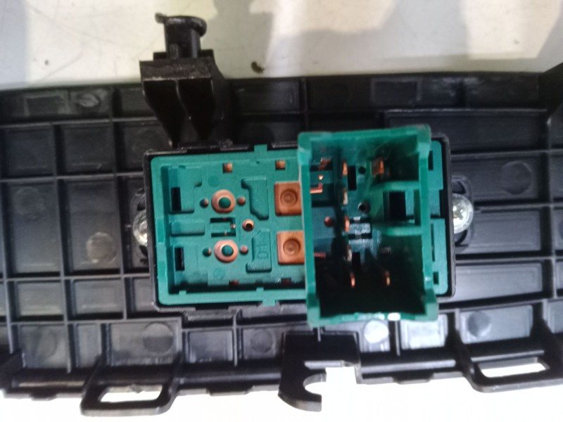 Recambio de mando elevalunas delantero derecho para hyundai i10 iii (ac3, ai3) 1.0 mpi referencia OEM IAM    Recambio de mando elevalunas delantero derecho para hyundai i10 iii (ac3, ai3) 1.0 mpi referencia OEM IAM