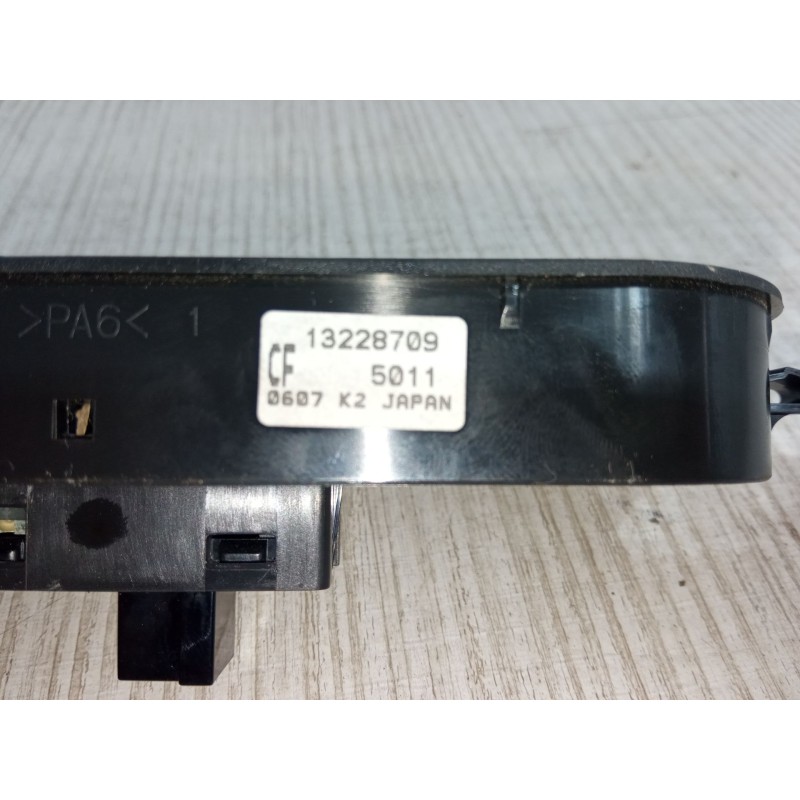 Recambio de mando elevalunas delantero derecho para opel zafira / zafira family b (a05) 1.6 (m75) referencia OEM IAM 13228709  