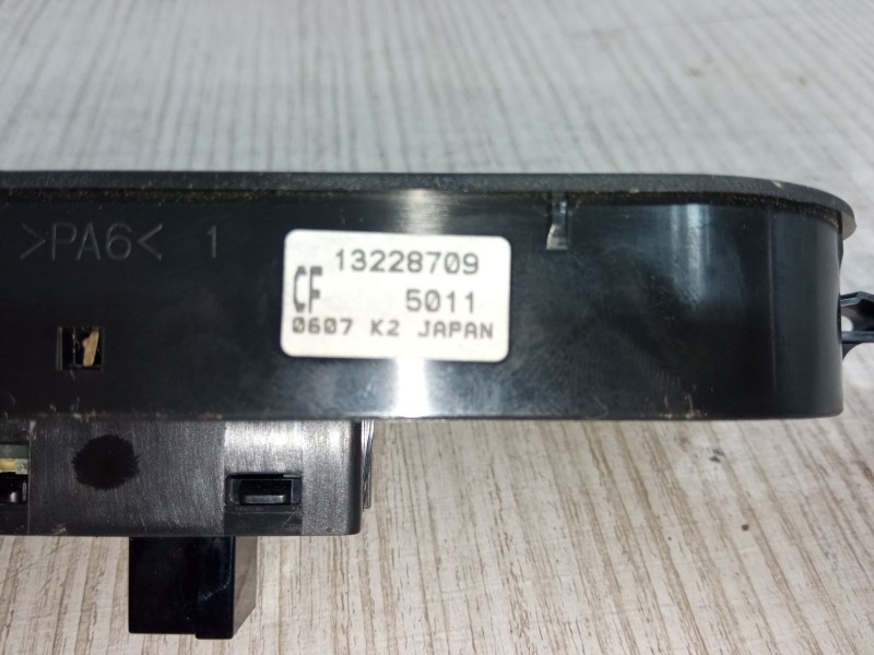 Recambio de mando elevalunas delantero derecho para opel zafira / zafira family b (a05) 1.6 (m75) referencia OEM IAM 13228709  