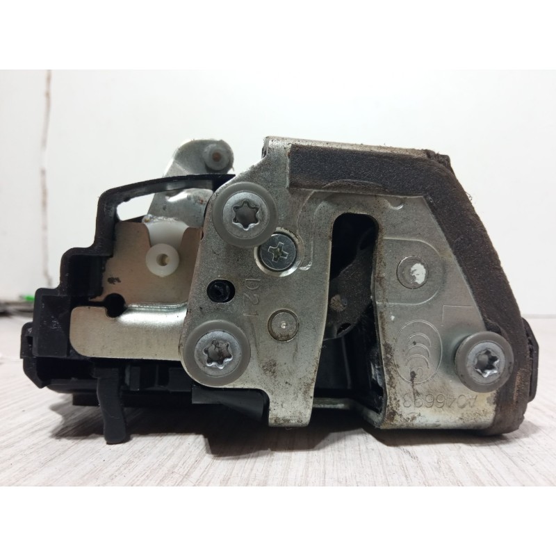 Recambio de cerradura puerta trasera izquierda para toyota auris (_e15_) 1.4 d-4d (nde150_) referencia OEM IAM A046693  
