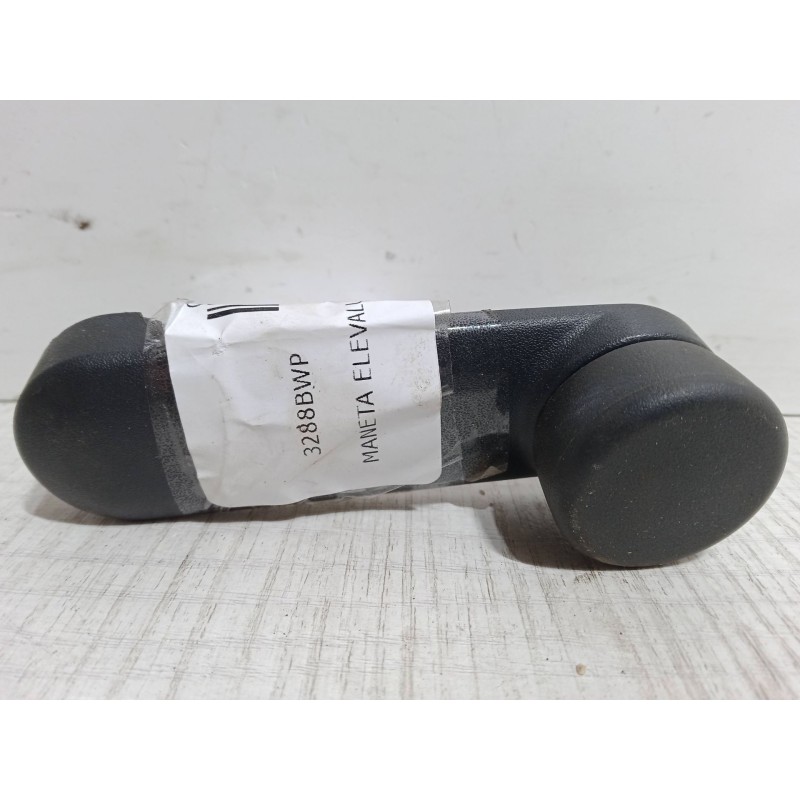 Recambio de maneta elevalunas puerta trasera derecha para opel corsa c (x01) 1.4 (f08, f68) referencia OEM IAM   