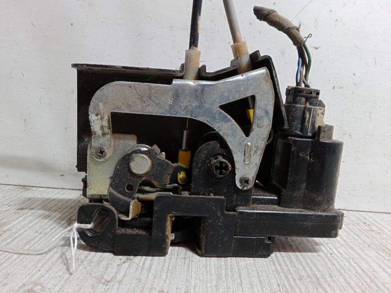 Recambio de cerradura puerta delantera derecha para ssangyong rodius i 2.7 xdi referencia OEM IAM   