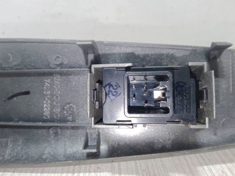 Recambio de mando elevalunas delantero derecho para toyota corolla (_e12_) 1.6 vvt-i (zze121_) referencia OEM IAM 74231-02280  