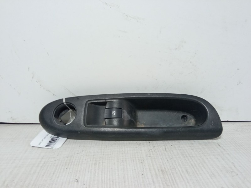 Recambio de mando elevalunas delantero derecho para kia carens iii monospace (un) 2.0 crdi 115 referencia OEM IAM   