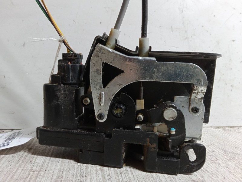 Recambio de cerradura puerta delantera izquierda para ssangyong rodius i 2.7 xdi referencia OEM IAM   