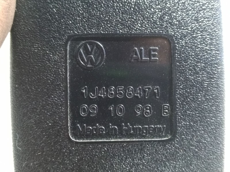 Recambio de anclaje cinturon delantero derecho para volkswagen golf iv (1j1) 1.6 referencia OEM IAM 1J4858471.091098B  