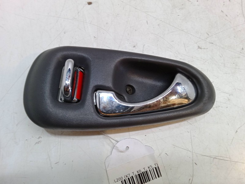 Recambio de maneta interior puerta delantera izquierda para mitsubishi l200 (k7_t, k6_t, k5_t) 2.5 td 4wd (k74t) referencia OEM  Recambio de maneta interior puerta delantera izquierda para mitsubishi l200 (k7_t, k6_t, k5_t) 2.5 td 4wd (k74t) referencia OEM