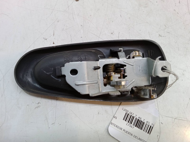 Recambio de maneta interior puerta delantera izquierda para mitsubishi l200 (k7_t, k6_t, k5_t) 2.5 td 4wd (k74t) referencia OEM  Recambio de maneta interior puerta delantera izquierda para mitsubishi l200 (k7_t, k6_t, k5_t) 2.5 td 4wd (k74t) referencia OEM