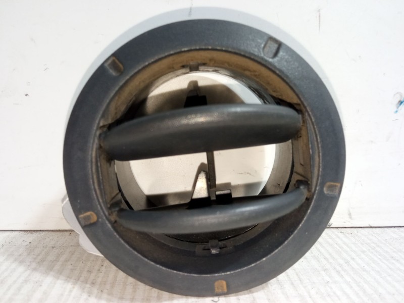 Recambio de aireador izquierdo para dacia sandero 1.2 16v referencia OEM IAM 8200212480K  