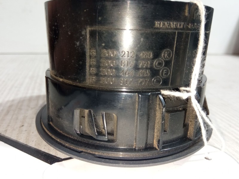 Recambio de aireador izquierdo para dacia sandero 1.2 16v referencia OEM IAM 8200212480K  