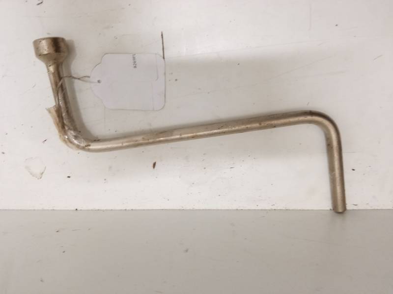 LLAVE CRUZ RUEDAS 