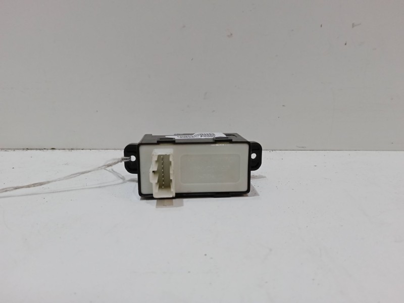 Recambio de mando elevalunas trasero derecho para kia carens iv 1.6 gdi referencia OEM IAM   