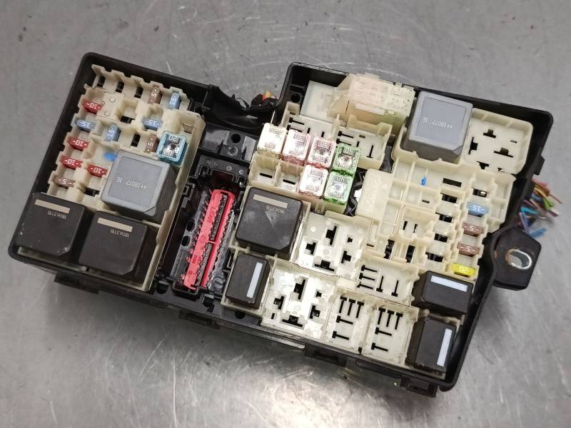 CAJA RELES / FUSIBLES 