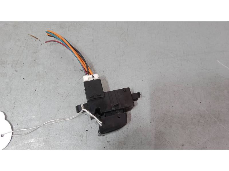MANDO ELEVALUNAS TRASERO DERECHO 25411 AV600 