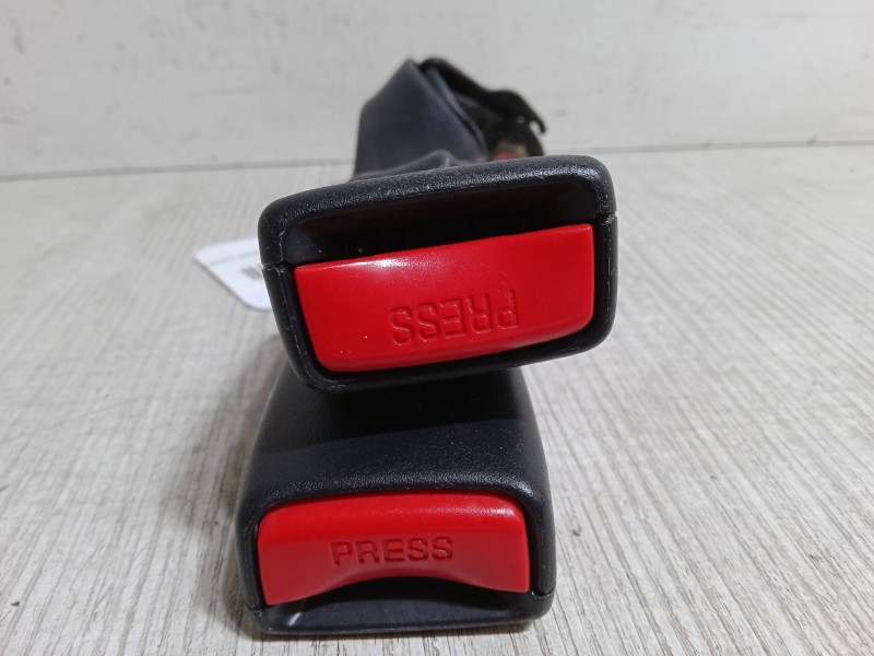 Recambio de anclaje cinturon trasero derecho para mazda 323 f vi hatchback (bj) 2.0 (bjfw) referencia OEM IAM   