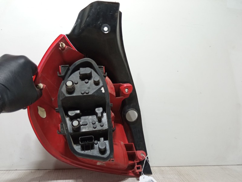 Recambio de piloto trasero derecho para renault clio iii (br0/1, cr0/1) 1.2 16v (br0p, cr0p) referencia OEM IAM 89035080  