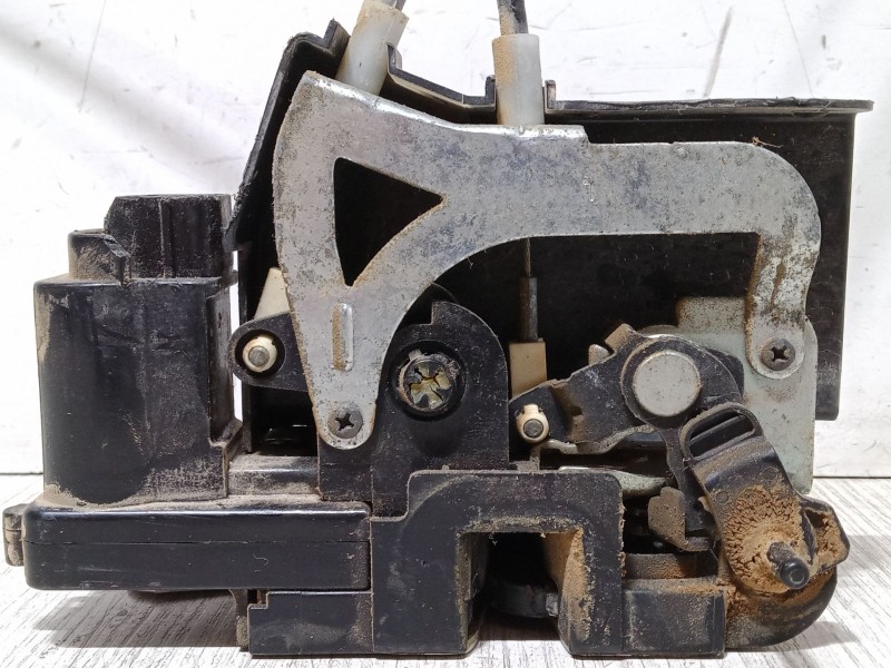 Recambio de cerradura puerta trasera izquierda para ssangyong rodius i 2.7 xdi referencia OEM IAM   