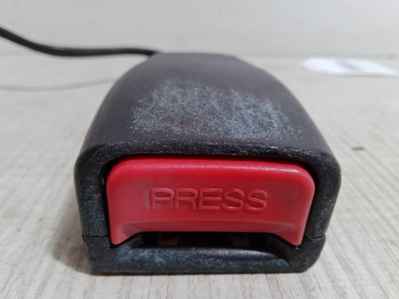 Recambio de anclaje cinturon delantero izquierdo para hyundai getz (tb) 1.3 referencia OEM IAM   