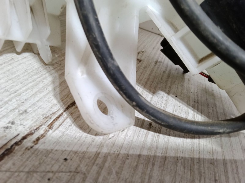 Recambio de botella liquido limpiaparabrisas para peugeot 108 1.2 referencia OEM IAM   