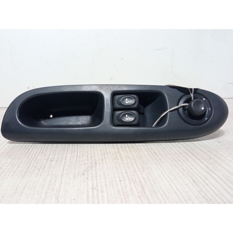 Recambio de mando elevalunas delantero izquierdo para renault clio ii (bb_, cb_) 1.6 (b/cb0d, bb00) referencia OEM IAM 770043353