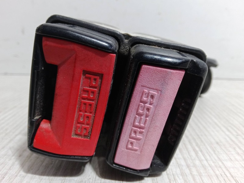 Recambio de anclaje cinturon trasero izquierdo para renault megane i (ba0/1_) 1.9 dci (ba05, ba1f) referencia OEM IAM   