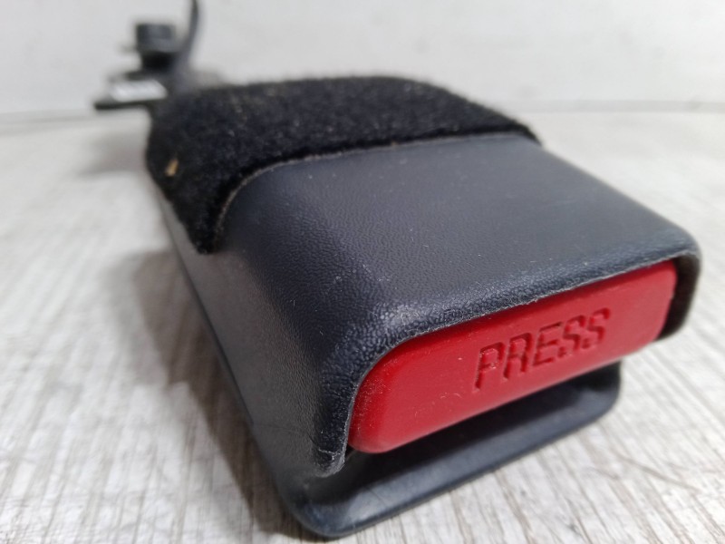 Recambio de anclaje cinturon delantero derecho para kia carens iv 1.6 gdi referencia OEM IAM   