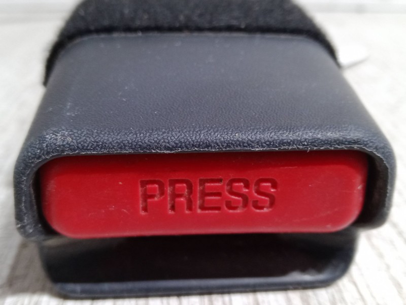 Recambio de anclaje cinturon delantero derecho para kia carens iv 1.6 gdi referencia OEM IAM   