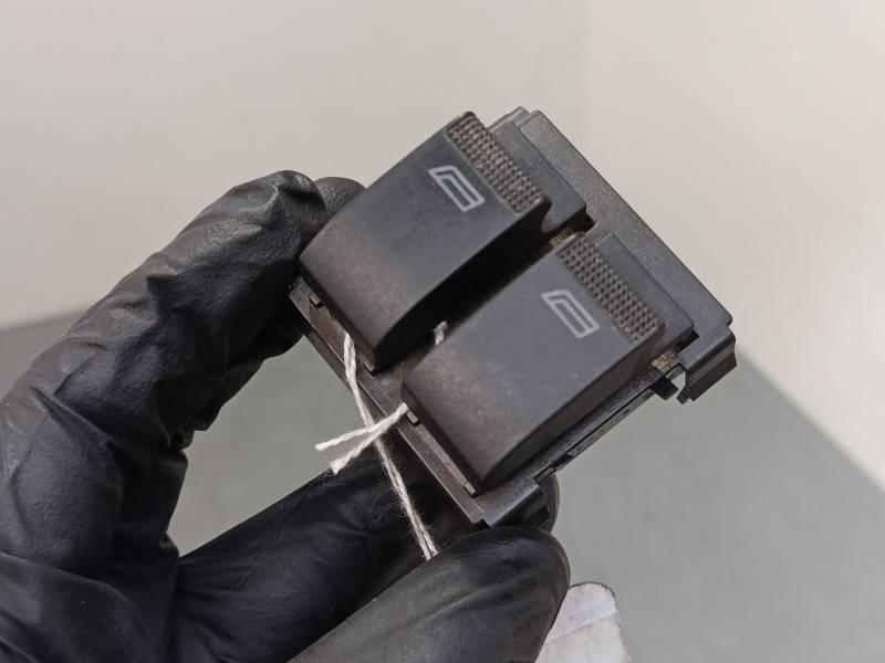 MANDO ELEVALUNAS DELANTERO IZQUIERDO 8L0959851 