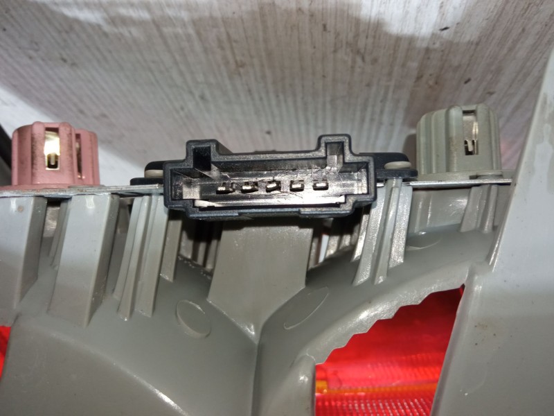 Recambio de piloto trasero derecho para mercedes-benz clase e (w210) e 230 (210.037) referencia OEM IAM 03259397  