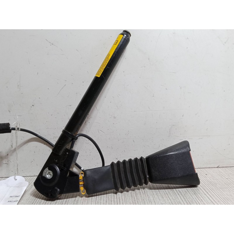 Recambio de anclaje cinturon delantero derecho para opel corsa c (x01) 1.2 (f08, f68) referencia OEM IAM   