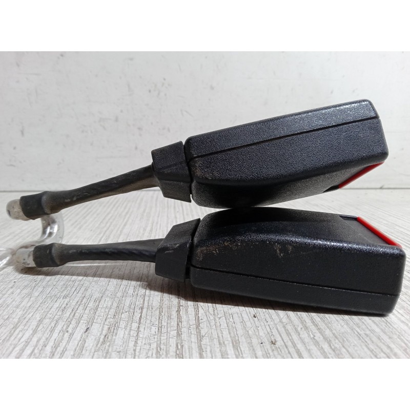 Recambio de anclaje cinturon trasero derecho para opel corsa c (x01) 1.2 (f08, f68) referencia OEM IAM   