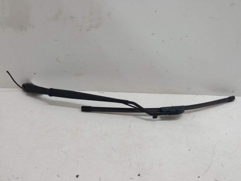 Recambio de brazo limpia delantero izquierdo para ssangyong rodius ii 2.2 xdi referencia OEM IAM   