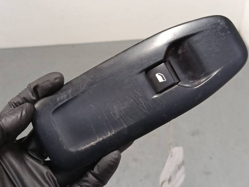 MANDO ELEVALUNAS DELANTERO DERECHO 96751118ZD 