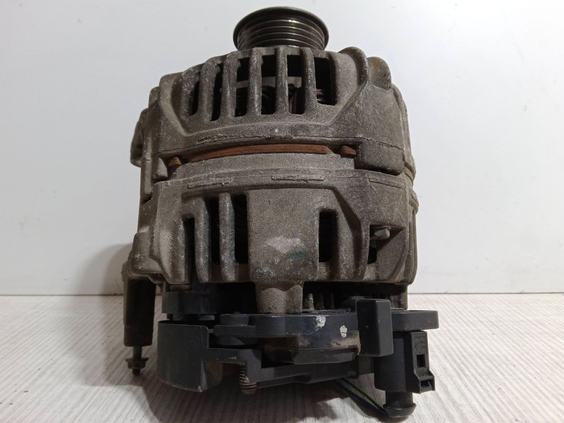Recambio de alternador para volkswagen polo (6n2) 1.0 referencia OEM IAM 037903025M  