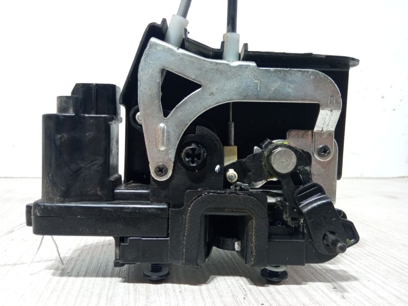 Recambio de cerradura puerta trasera izquierda para ssangyong rodius ii 2.2 xdi referencia OEM IAM   