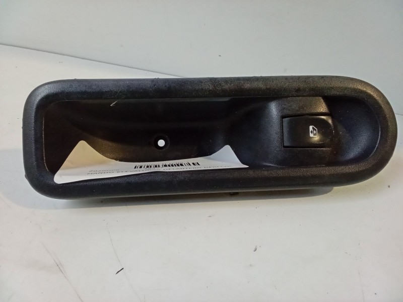 Recambio de mando elevalunas delantero derecho para renault twingo ii (cn0_) 1.2 16v (cn0k, cn0v) referencia OEM IAM   