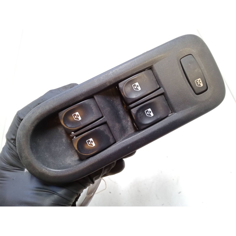 Recambio de mando elevalunas delantero izquierdo para renault clio iii (br0/1, cr0/1) 1.5 dci (br17, cr17) referencia OEM IAM 82