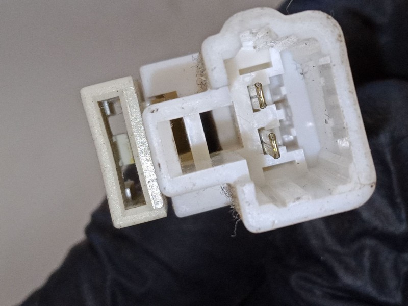 Recambio de anclaje cinturon delantero izquierdo para kia carens iv 1.7 crdi referencia OEM IAM   