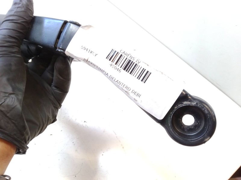 Recambio de brazo limpia delantero derecho para kia carens iv 1.7 crdi referencia OEM IAM   