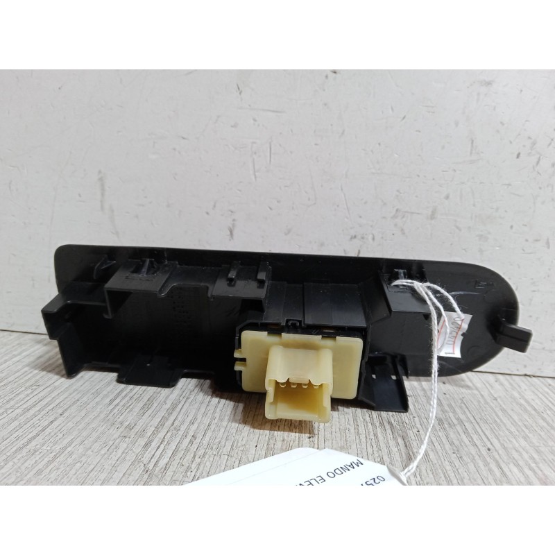 Recambio de mando elevalunas delantero derecho para renault captur i (j5_, h5_) 1.2 tce 120 referencia OEM IAM   