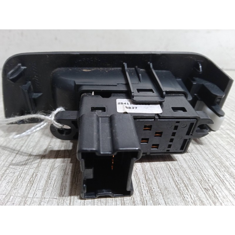 Recambio de mando elevalunas trasero derecho para nissan x-trail ii (t31) 2.0 dci 4x4 referencia OEM IAM   