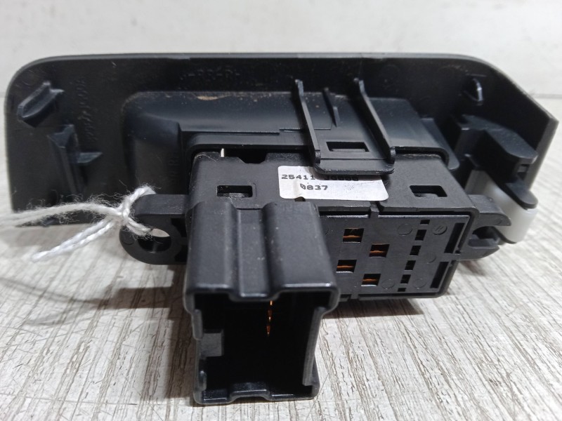 Recambio de mando elevalunas trasero derecho para nissan x-trail ii (t31) 2.0 dci 4x4 referencia OEM IAM   
